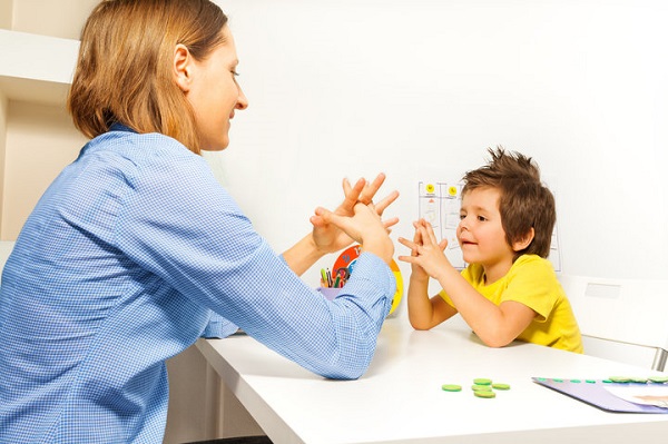 گفتاردرمانی کودکان| بهترین متخصص برای گفتار کودکان| خانواده توانمند